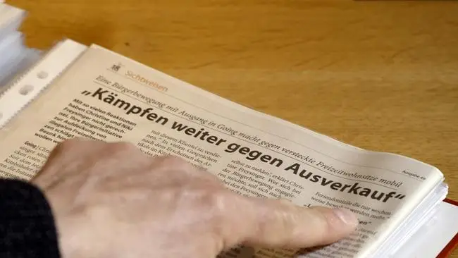 Von München aus ist man in einer Autostunde hier, und deshalb hat sich die bayerische Nobelwelt den Tiroler Kultskiort sozusagen zu ihrem alpinen Vorgarten auserkoren. Zum Leidwesen der lokalen Bevölkerung die ihre Heimat zur Kulisse verkommen sehen.