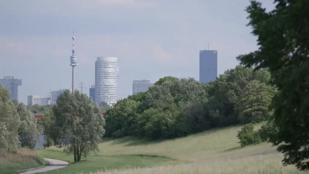 Sportstätte, Naturjuwel, Naherholungsgebiet, Heimat und Badestrand zugleich. Ursprünglich rein für den Hochwasserschutz errichtet, bietet sie ihren Besuchern heutzutage ein vielseitiges Freizeit-Angebot und ihren Bewohnern einen natürlichen Lebensraum.
