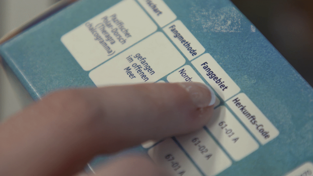 Schweinefleisch im Krabbenbällchen, Pangasius im Sushi oder illegaler Fischfang mit Nachhaltigkeits-Siegel? Lebensmittelbetrug mit Fisch wird immer häufiger. Steckt wirklich drinsteckt was draufsteht?