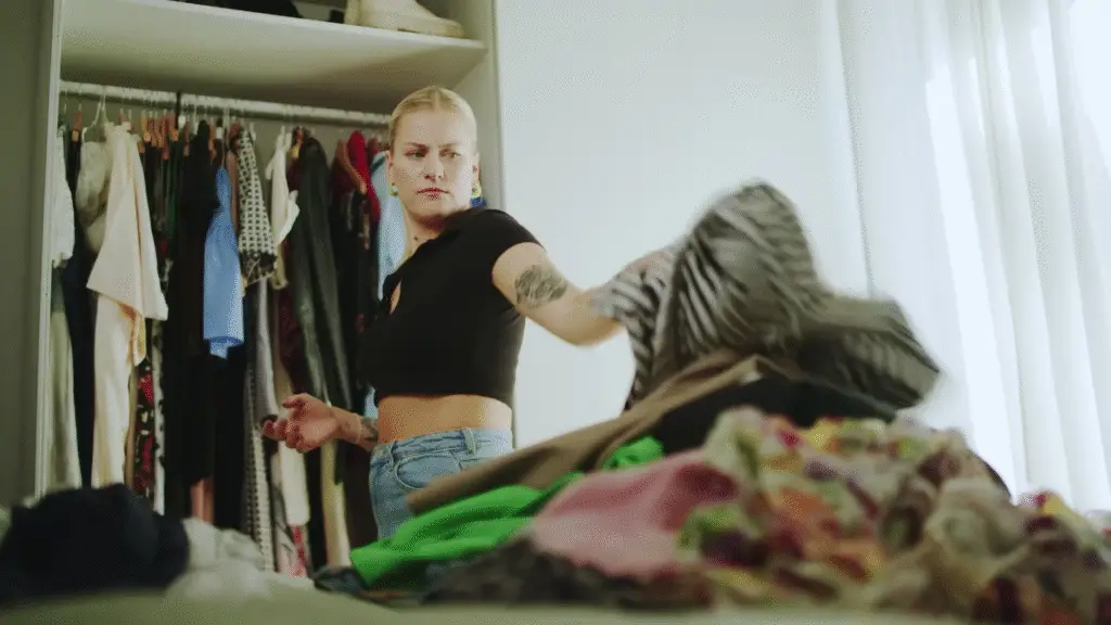 Wie mittlerweile fast jede Branche ist auch die Modeindustrie ergrünt. Re-use, re-cycle, refurbish. Doch wo landet all die gespendete Altkleidung und was geschieht mit ihr? Um das herauszufinden, verfolgt Gestalter Paul Peraus mit Tracker versehen Kleidung bis nach Ungarn, Litauen und Pakistan.