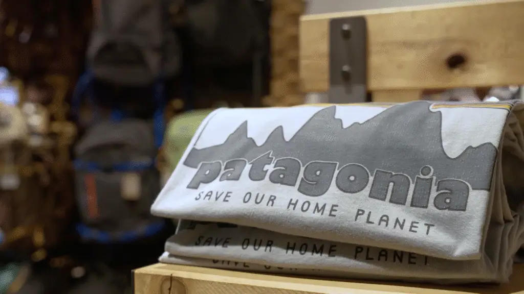 Manche Marken haben sich perfekt dem Zeitgeist angepasst und geben sich als fixer Teil der Weltenrettung. Grün, sozial, empathisch - um dieses Versprechen herum sind Firmen wie Patagonia, Grüne Erde oder Weleda entstanden. Was aber taugen die 